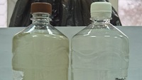 Исходная речная вода (слева) и вода, прошедшая полный цикл очистки (справа)